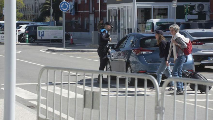 Policía local en la estación. | Casteleiro/Roller Agencia