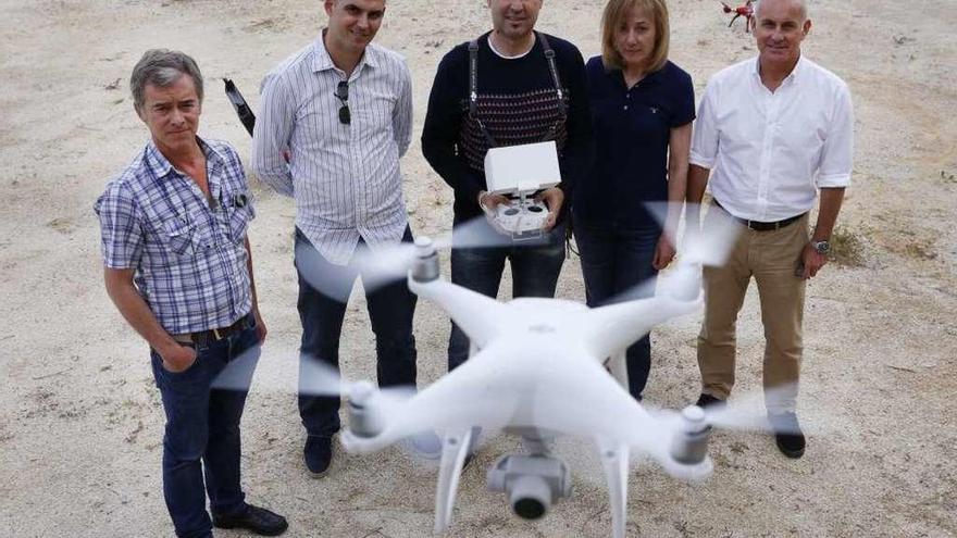 Miguel Iruegas, jefe de operaciones de Aerocelta (izquierda) con alumnos en una clase práctica del curso de piloto de drones. // R. Grobas