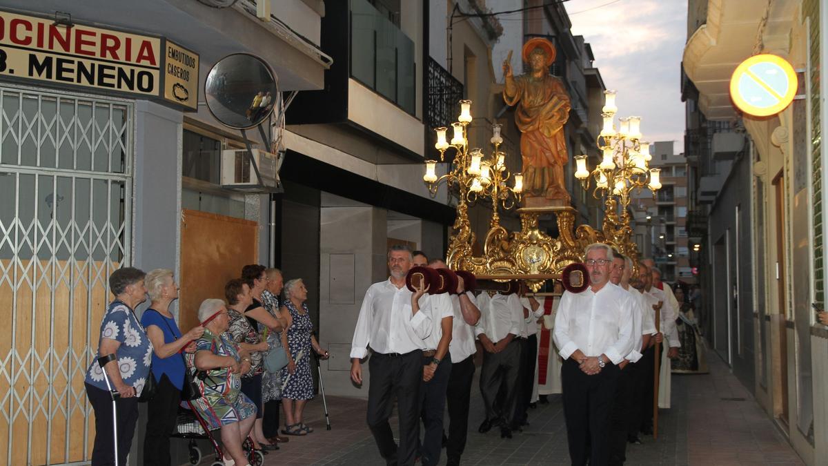 La imagen de Sant Bartomeu ha vuelto a salir en procesión, dos años después de la última vez.