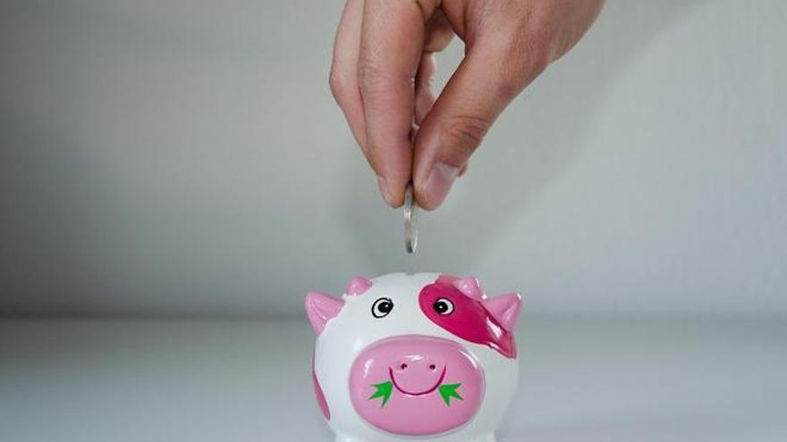 La tasa de ahorro de los hogares cae al 12% en el tercer trimestre, la menor en casi dos años