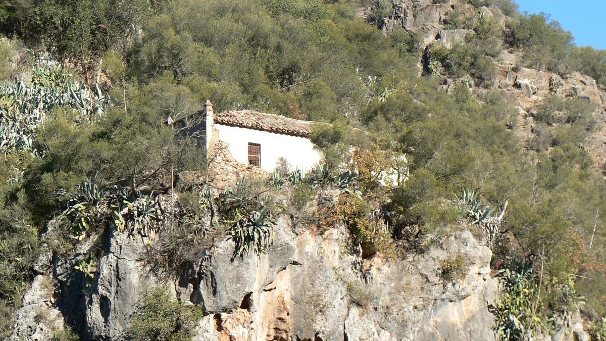 La ermita de San Rafael, en el conocido como Salto del Fraile, también citada por el Conde de Las Navas.