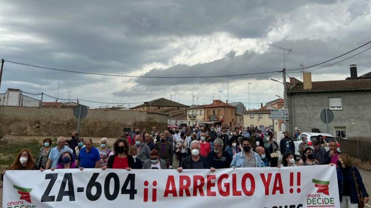 Más de trescientas personas recorren la carretera. | Ahora Decide