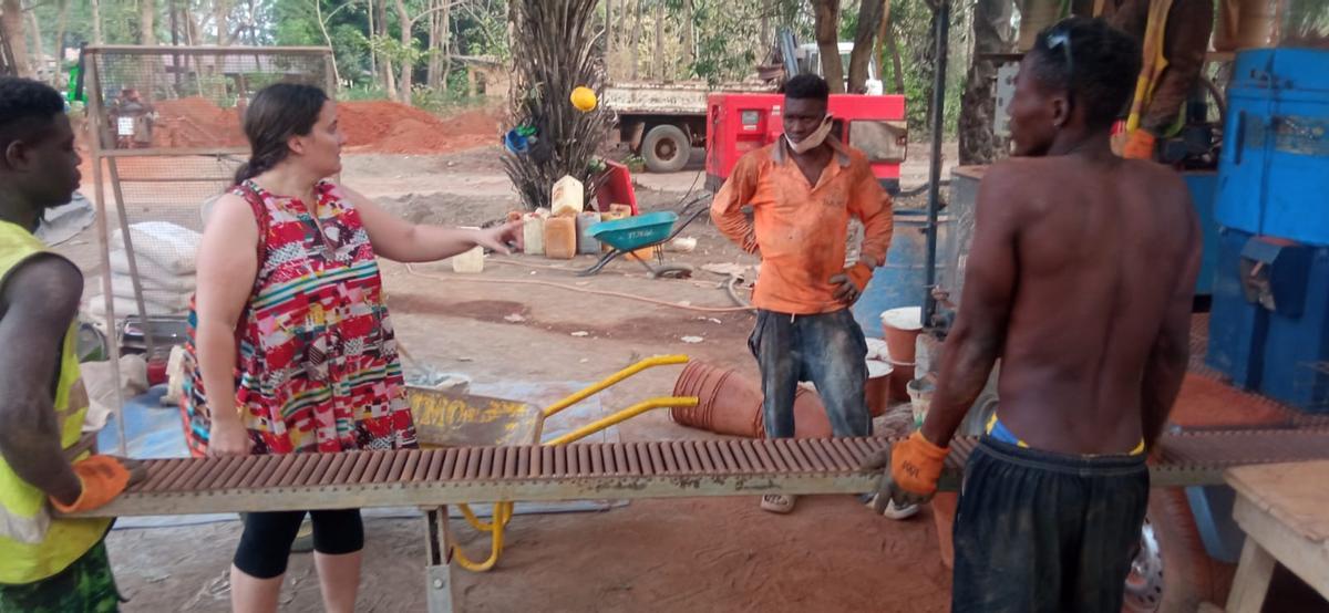 Clara Abella, arquitecta, supervisando la construcción de una escuela infantil en Makeni, Sierra Leona.