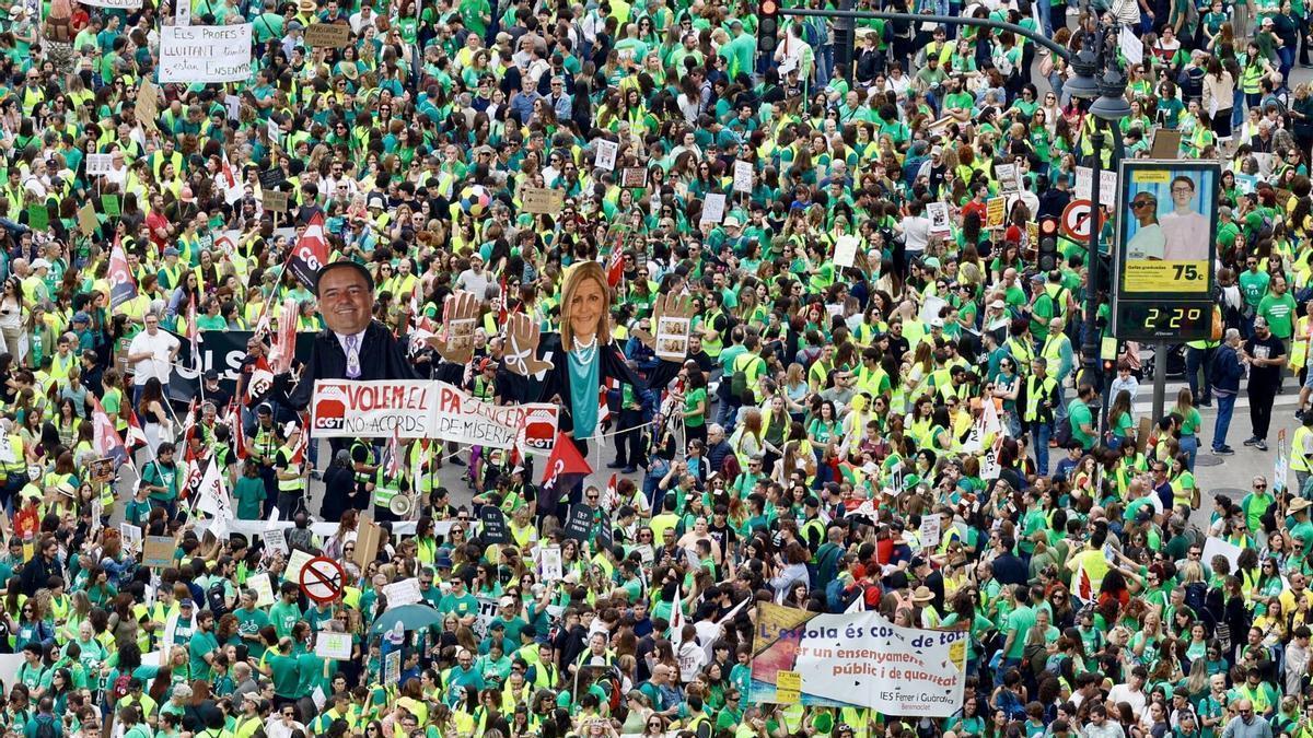 El centro de València se ha visto completamente desbordado por la manifestación de profesores de la educación pública, valenciana, en huelga indefinida desde este lunes. Más de 35.000 personas, según Delegación del Gobierno VLC