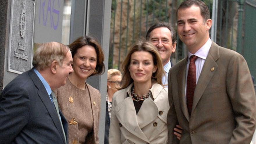 Los Príncipes a su llegada a la sede de la Fundación Príncipe de Asturias en Oviedo donde fueron recibidos por Matías Rodríguez Inciarte, Teresa Sanjurjo González y Juan Luis Iglesias Prada.