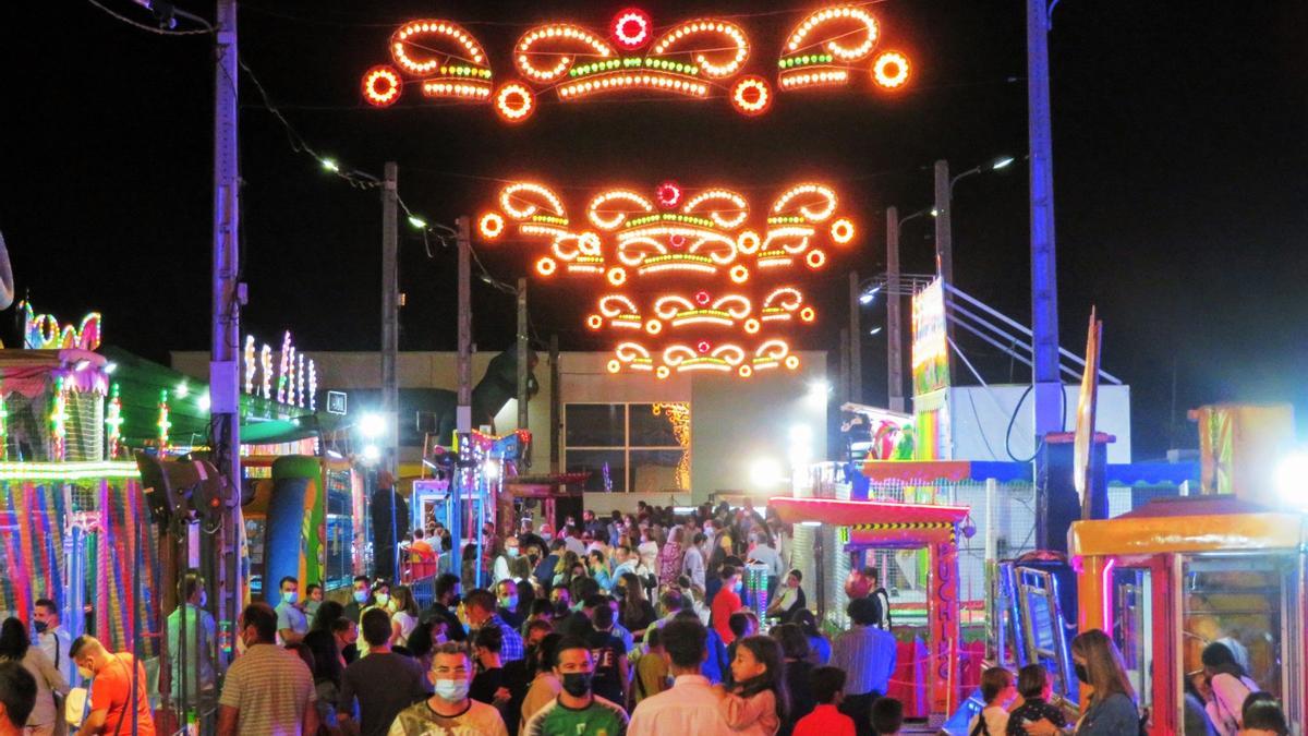 Ambiente en la zona de atracciones del recinto ferial