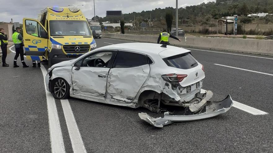 El coche destrozado tras sufrir el accidente de tráfico en la carretera Ibiza-Sant Antoni