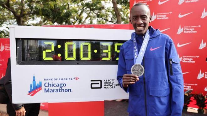 Kelvin Kiptum batió el récord mundial de las maratones con un tiempo de 2:00:35, mejorando así el récord de su compatriota Kipchoge, considerado el mejor maratoniano de la historia.