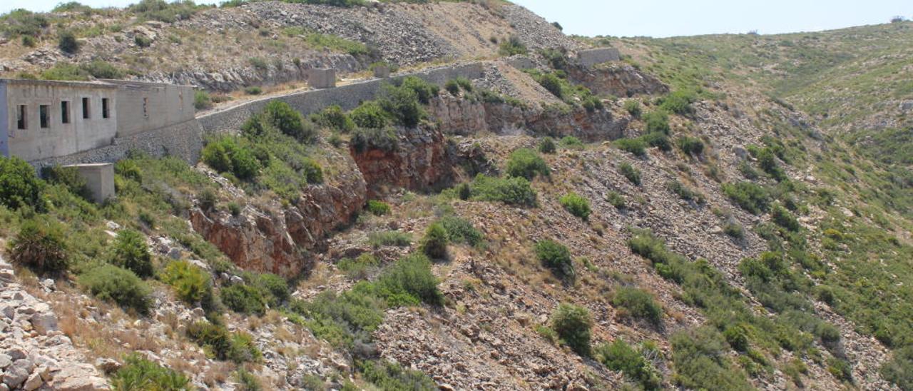 El &quot;poblado fantasma&quot;, una inmensa escombrera en el Montgó