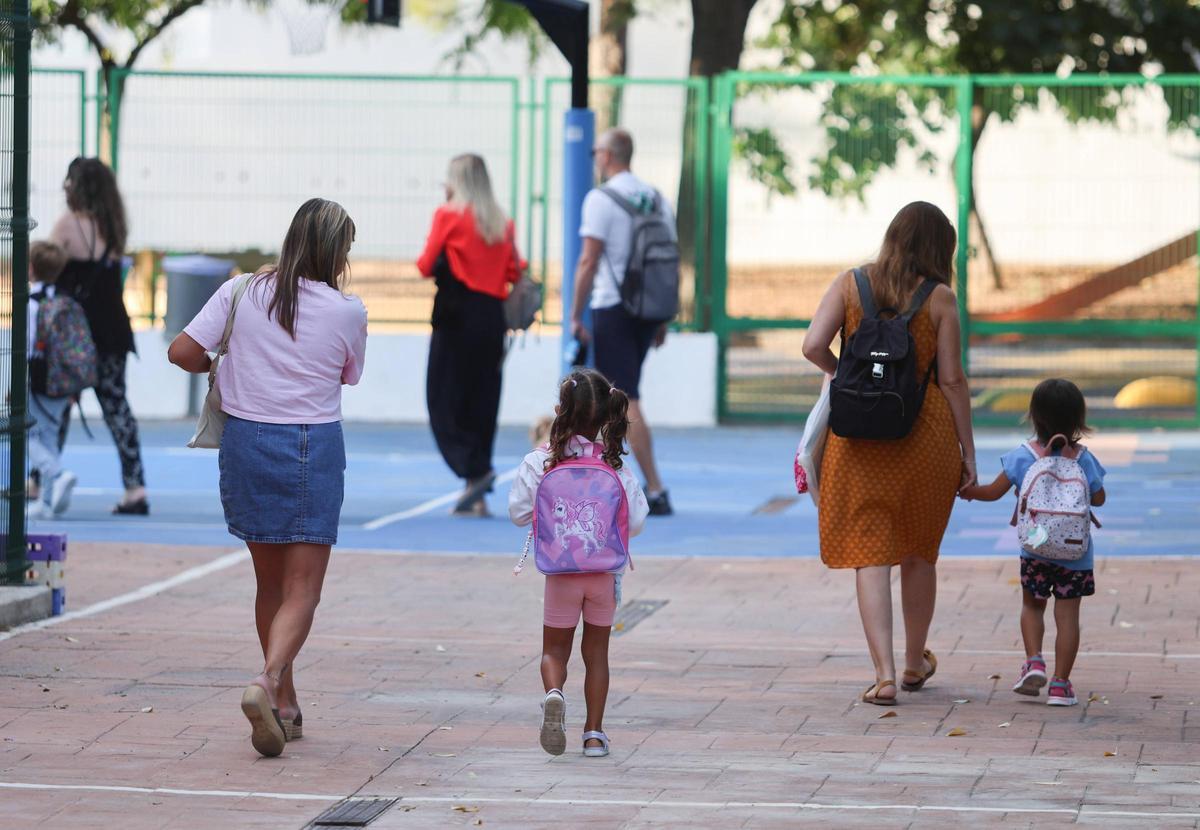 Varias madres llevando a sus hijos al colegio en el CEIP Constitució de Quart de Poblet.