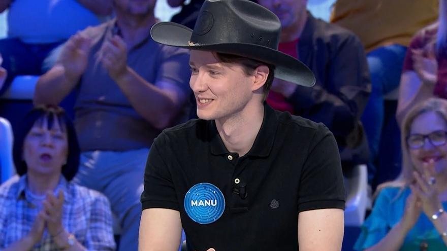 Manu pierde la timidez y aparece en Pasapalabra con este llamativo complemento: &quot;Quién me lo iba a decir a mí&quot;