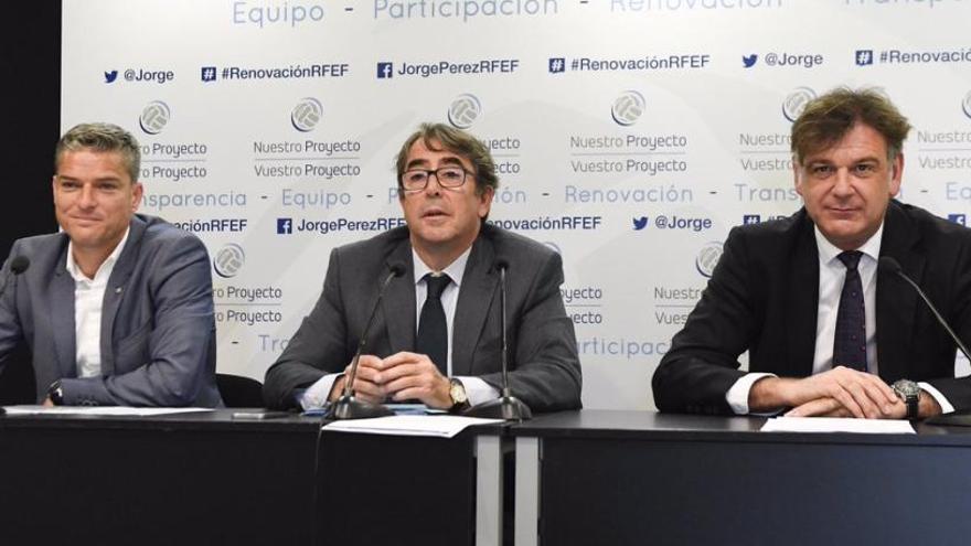 El aspirante Jorge Pérez (centro), este jueves en rueda de prensa.