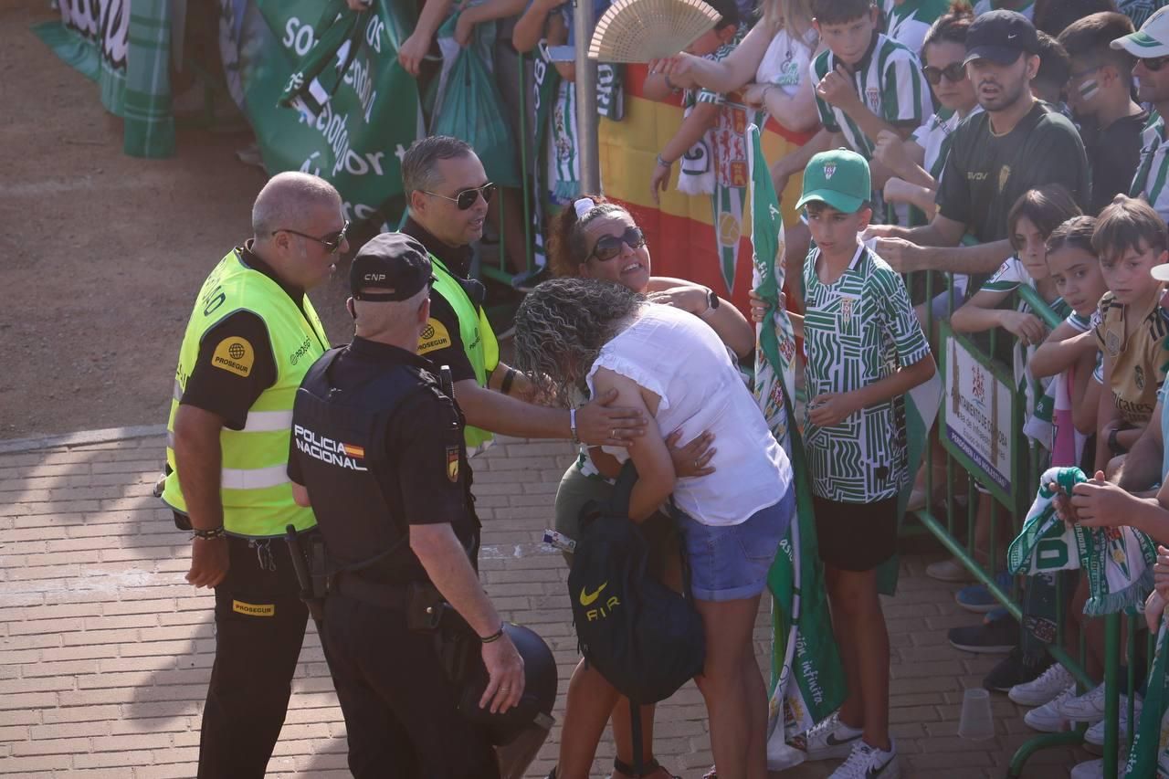 Así recibió la afición del Córdoba CF al autobús del equipo en El Arenal