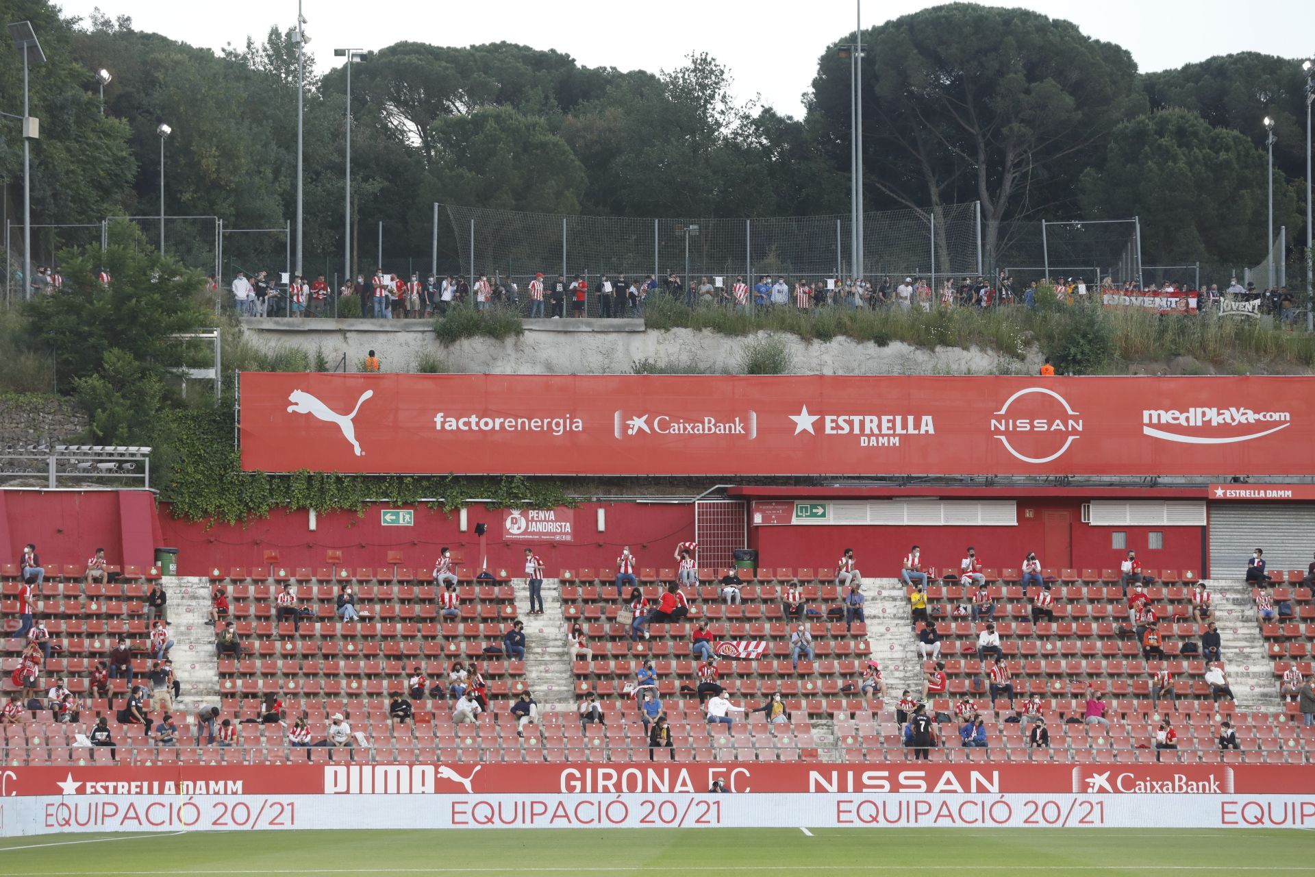 L'afició del Girona torna a posar color a les grades de Montilivi