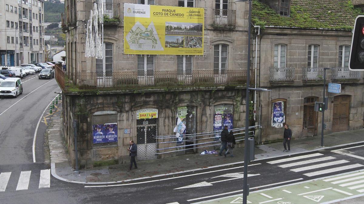 Edificio de As Caldas donde apareció el cadáver con la entrada precintada.
