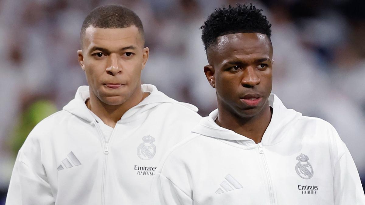 Kylian Mbappé, junto a Vinicius, durante un partido reciente del Real Madrid. Ambos futbolistas llegan a la final de la Supercopa en el centro del debate, con el francés pendiente de su estado físico y el brasileño cuestionado por su rendimiento en las últimas semanas