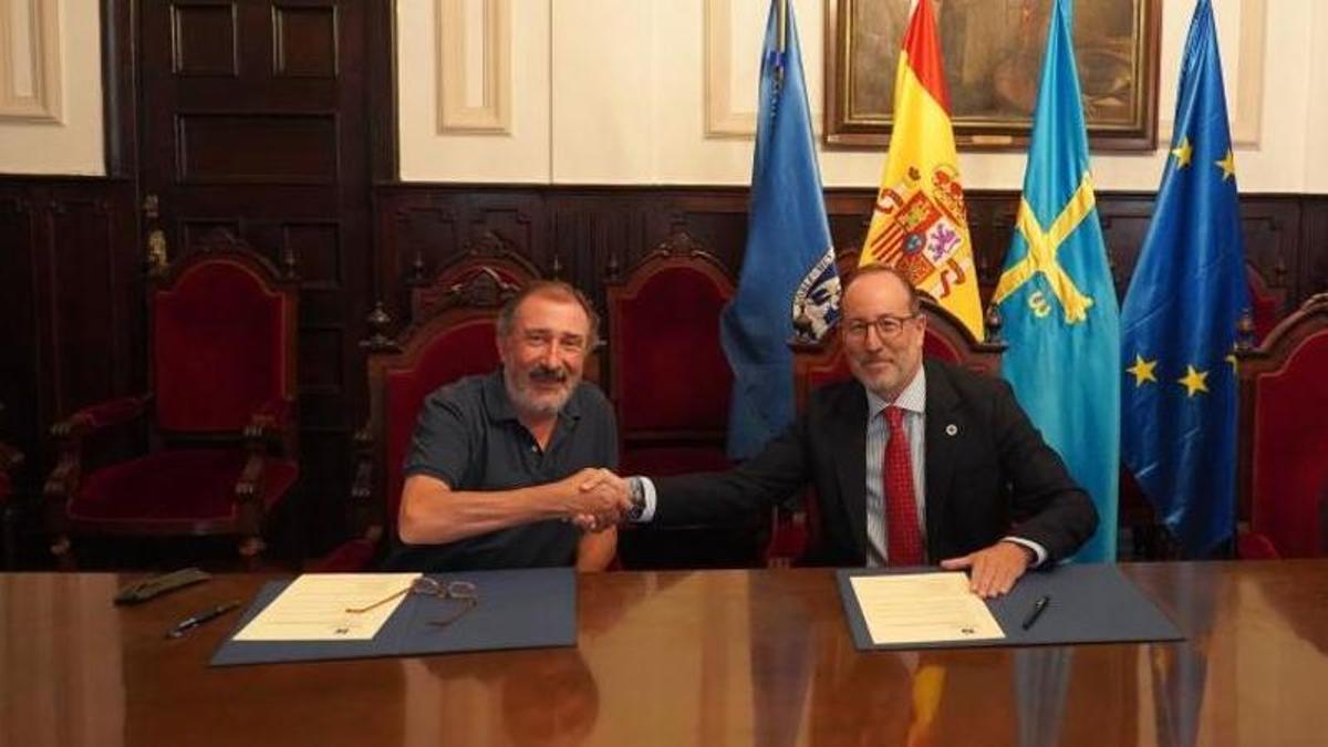 Juan José Requejo (izquierda) y Mario Arias, firmando el contrato de comodato de los murales de Vivancos.