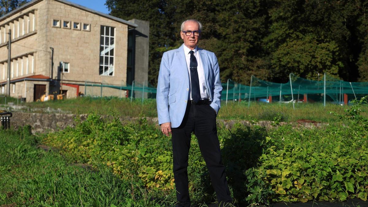 Antonio de Ron, ayer en la finca de la Misión Biológica de Galicia.