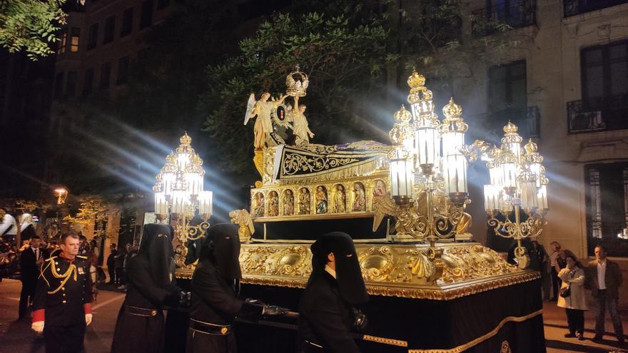 FOTOGALERÍA | Zaragoza se llena de capirotes y bombos en la procesión del Santo Entierro