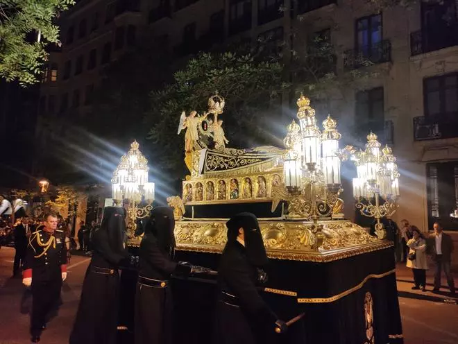 FOTOGALERÍA | Zaragoza se llena de capirotes y bombos en la procesión del Santo Entierro