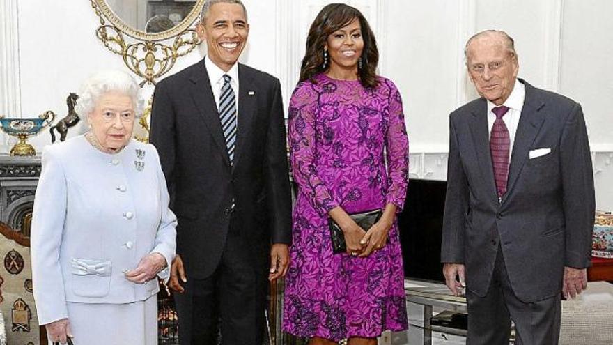 Elisabet II (a l&#039;esquerra) i el seu espòs (dreta) amb el matrimoni Obama