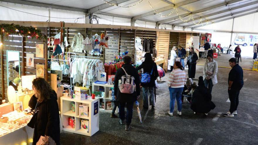 El mercado navideño, ayer, en la carpa de As Lagoas. | |