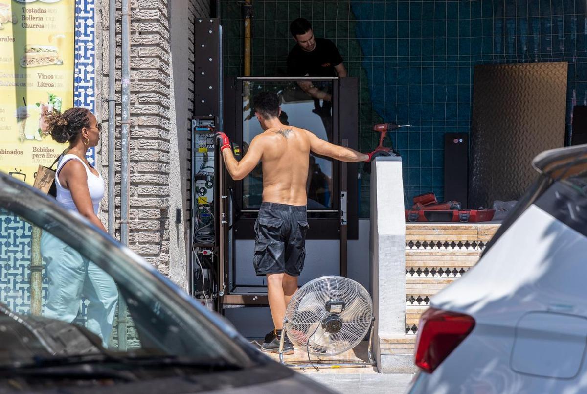El ventilador, indispensable para trabajar y soportar el bochorno este miércoles en Alicante