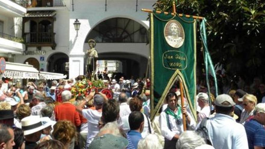 Cientos de personas recibieron al patrón, a las puertas de la iglesia del Salvador, en pleno casco histórico nerjeño.