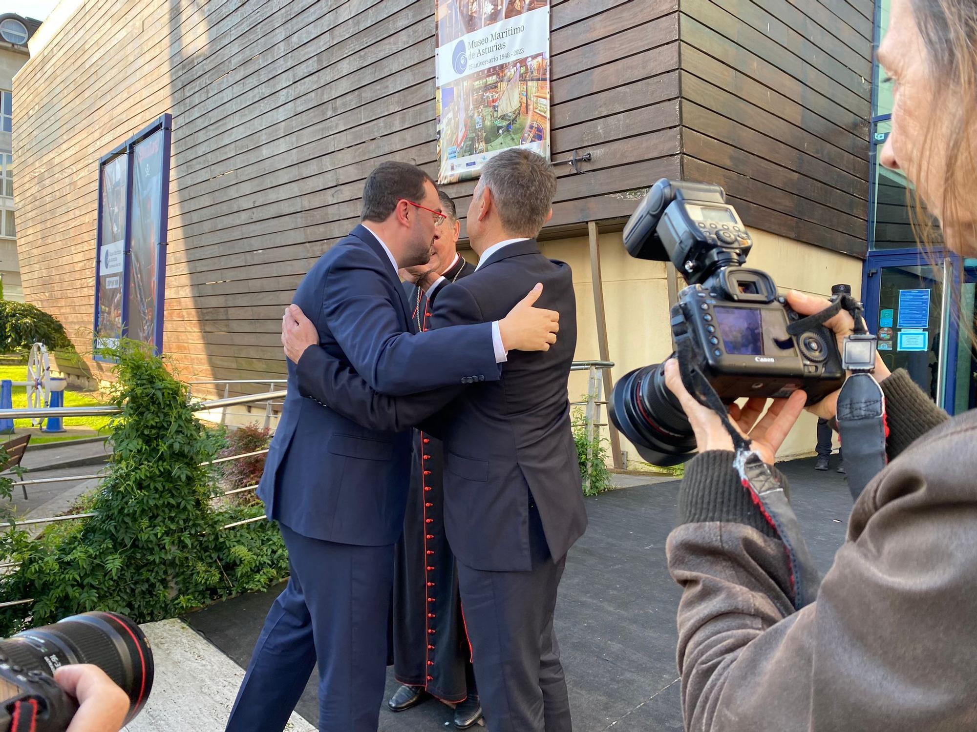El cardenal Ángel  Fernández Artime recibe el título de Hijo Predilecto de Asturias en Luanco (Gozón)