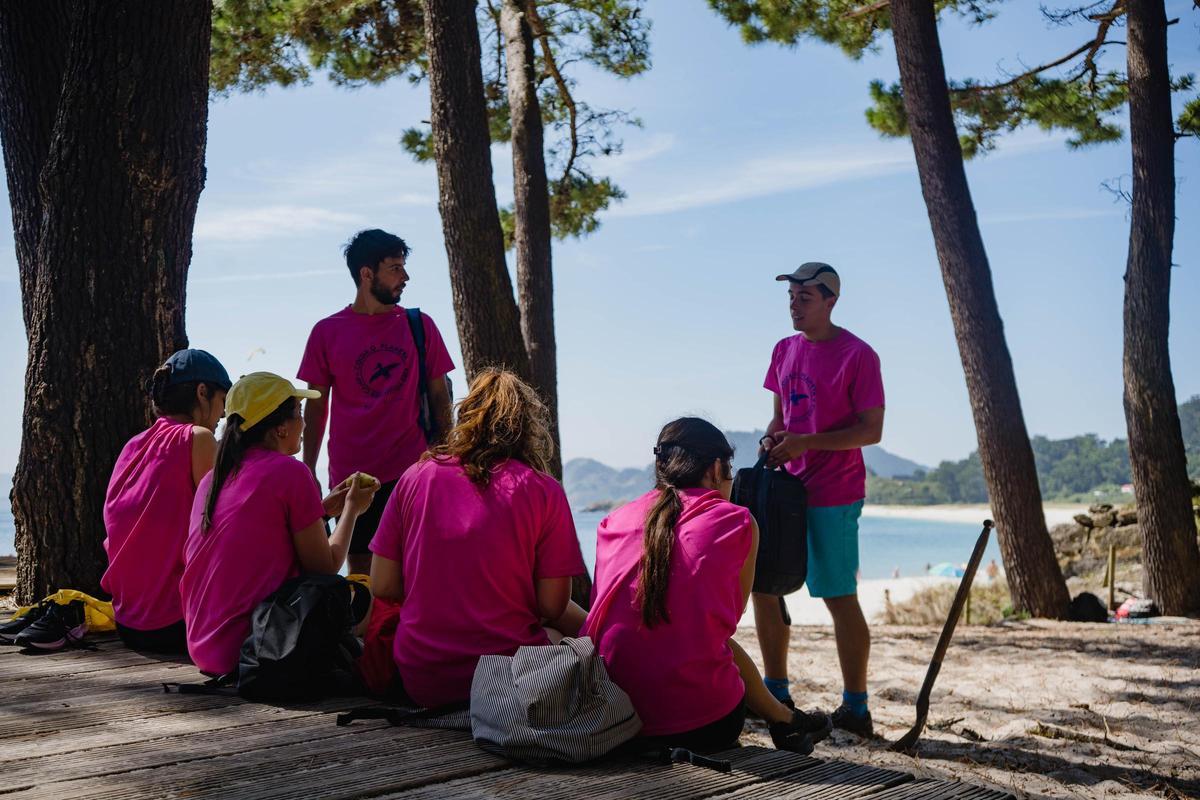 Jóvenes en un campamento en As Cíes.