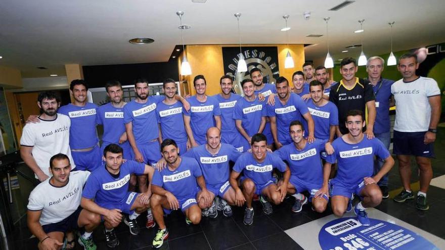 La plantilla avilesina, en el gimnasio Paidesport, con su gerente, Kimbo Vallejo.