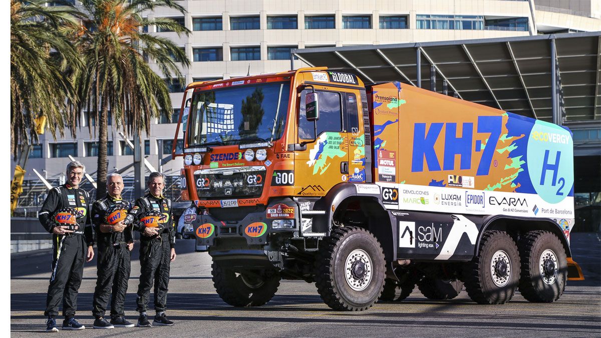 Ballbé, Criado y Juvanteny, junto al camión del Epsilon Team impulsado por hidrógeno con el que participarán en el Dakar 2023