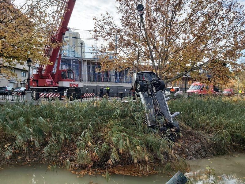 Los Bomberos de Zaragoza sacan un vehículo del canal