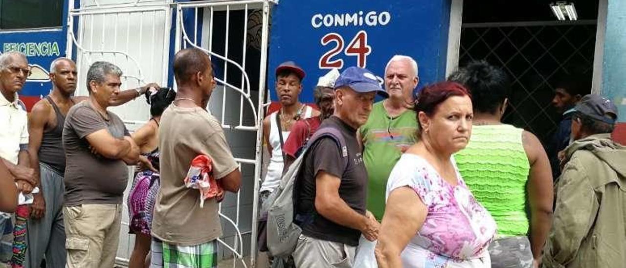 Ciudadanos haciendo cola en una panadería.