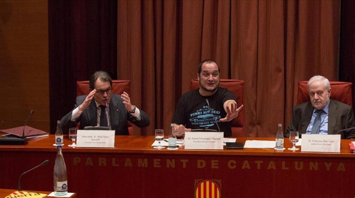 David Fernàndez (con una camiseta con el lema ’Punks not dead’) y Artur Mas, en la ’comisión Pujol’, el 9 de febrero.