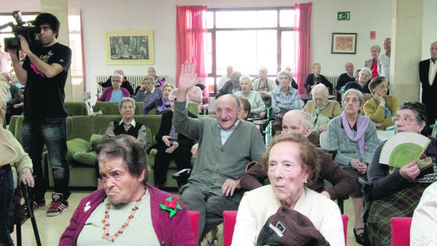 Asistentes al acto de homenaje a los centenarios y quienes cumplían años en la residencia.