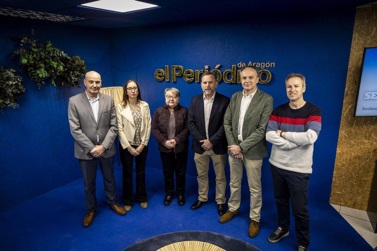 Los ponentes José Ignacio Lallana, Yolanda Vallés, Pedro Machín y Fernando Salvador, junto al director de EL PERIÓDICO DE ARAGÓN Ricardo Barceló y la periodista Alicia Revuelta.