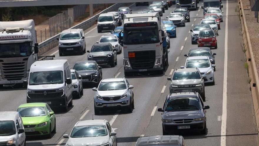 La operación retorno por vacaciones deja 24 kilómetros de retenciones en las entradas a València