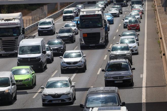 La operación retorno por vacaciones deja 24 kilómetros de retenciones en las entradas a València