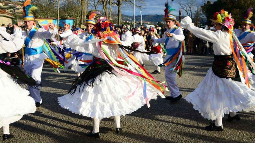 Meira y Domaio danzan por su carnaval histórico