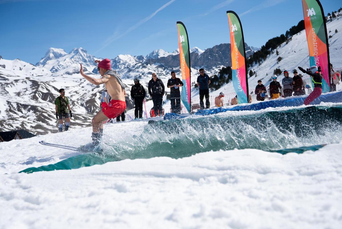 Un esquiador en bañador este sábado en la estación de Aramón-Formigal, que ha celebrado su ya clásica bajada tropical.