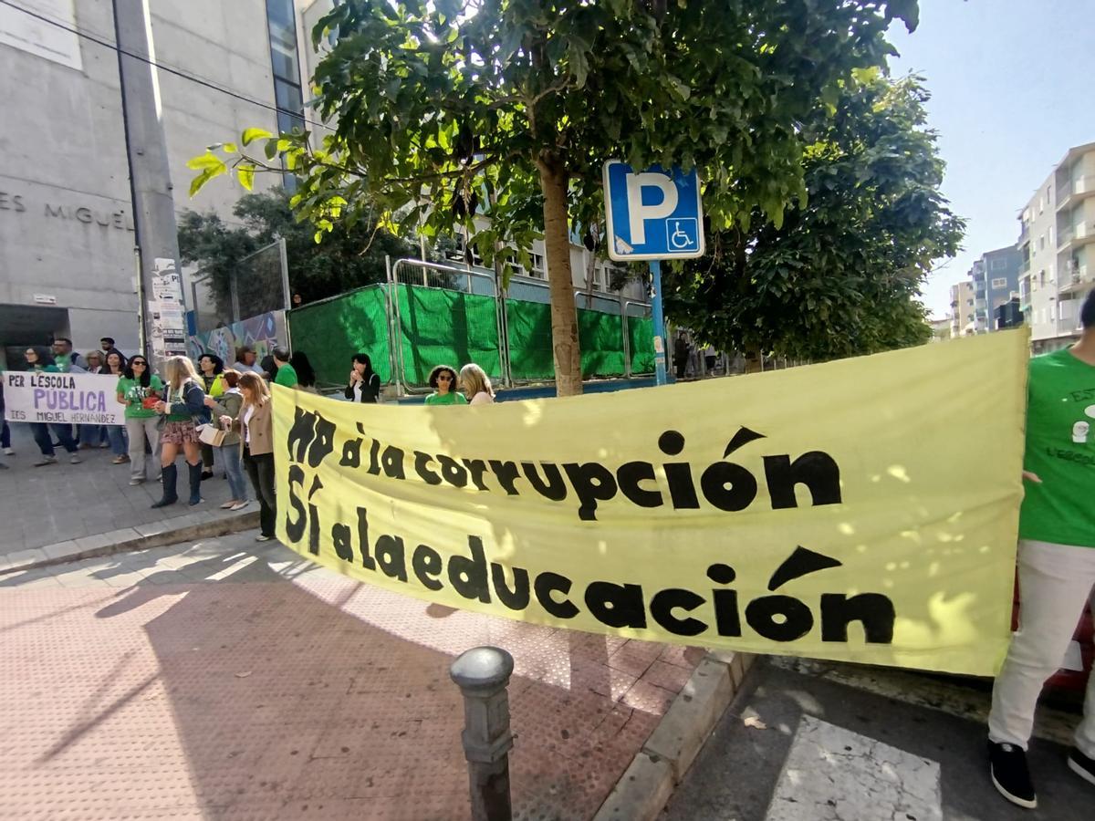 Protesta en el IES Miguel Hernández de Alicante por la situación del sector educativo