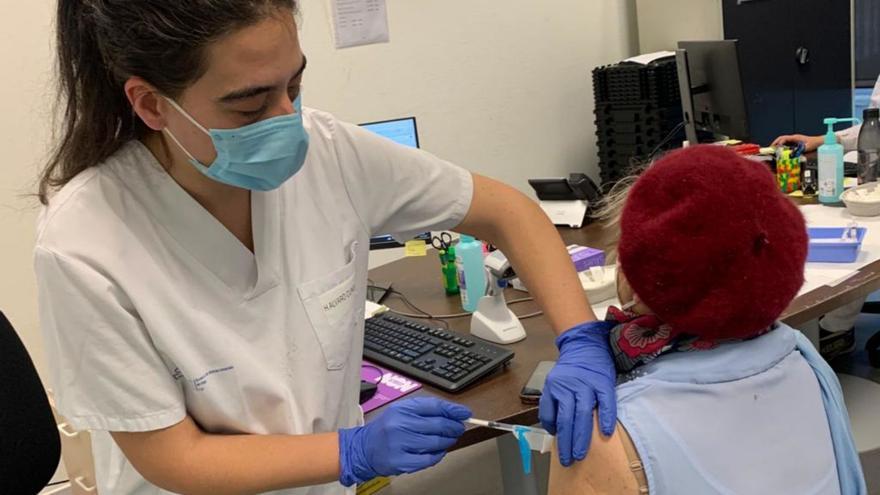 Una profesional vacunando ayer a una mujer mayor de 60 años en el Hospital Álvaro Cunqueiro.