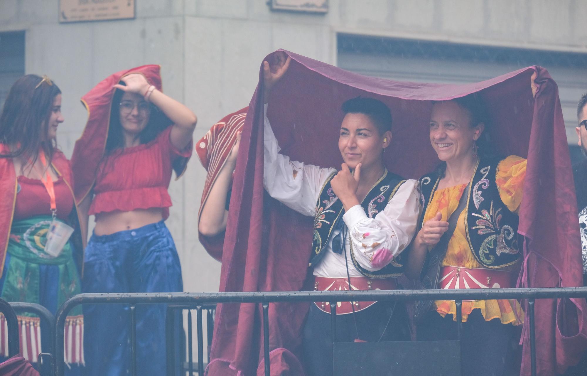 Los moros conquistan el castillo bajo la lluvia. Así ha sido la embajada mora de las fiestas de Elda