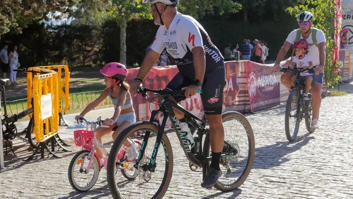 Adultos y pequeños comparten recorrido durante una edición anterior del Día de la Bicicleta de Mérida.