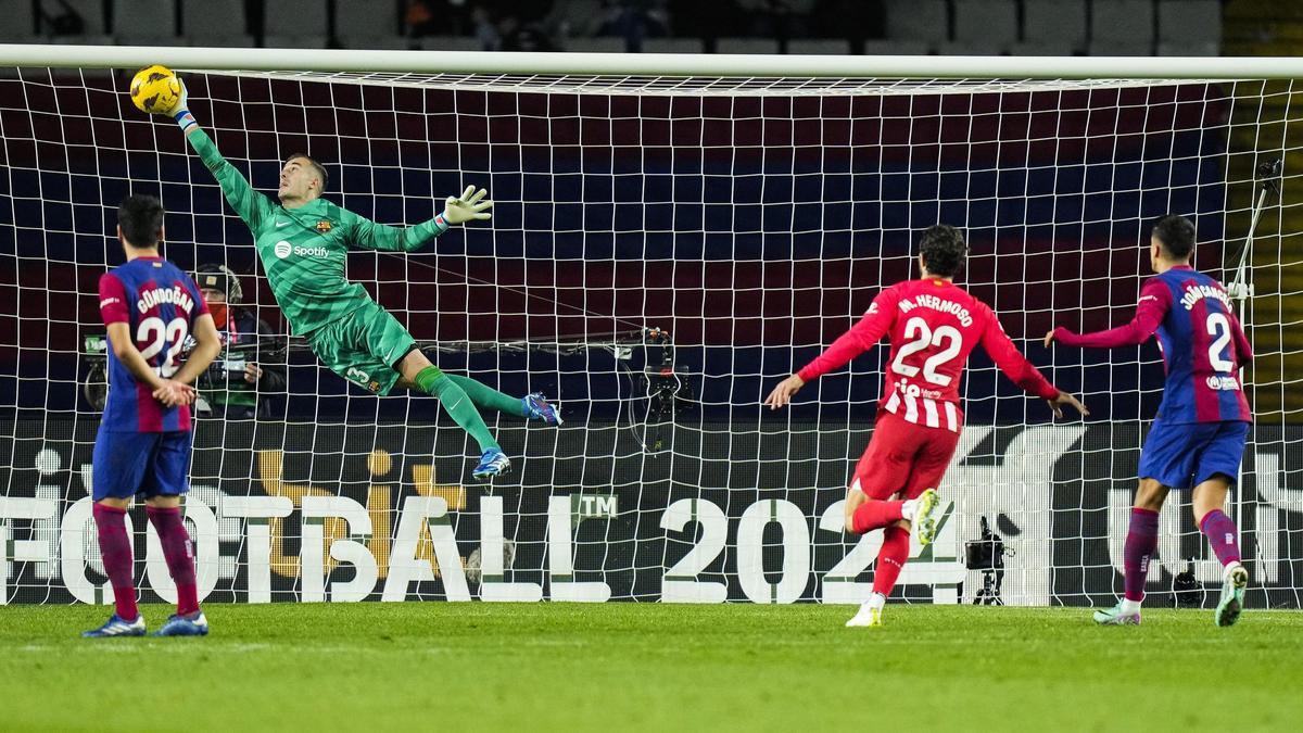 Iñaki Peña evita el gol de Memphis Depay en el partido ante el Atlético.