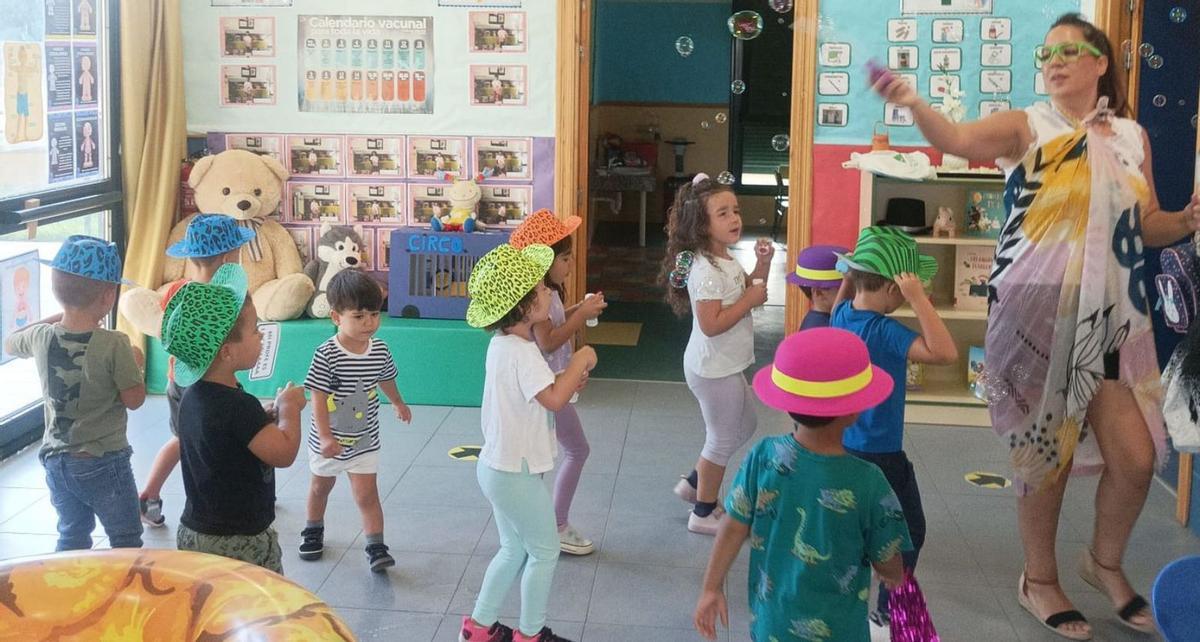 Fiesta de pompas de jabón en una de las aulas de infantil para celebrar el inicio de las clases. | Cedida