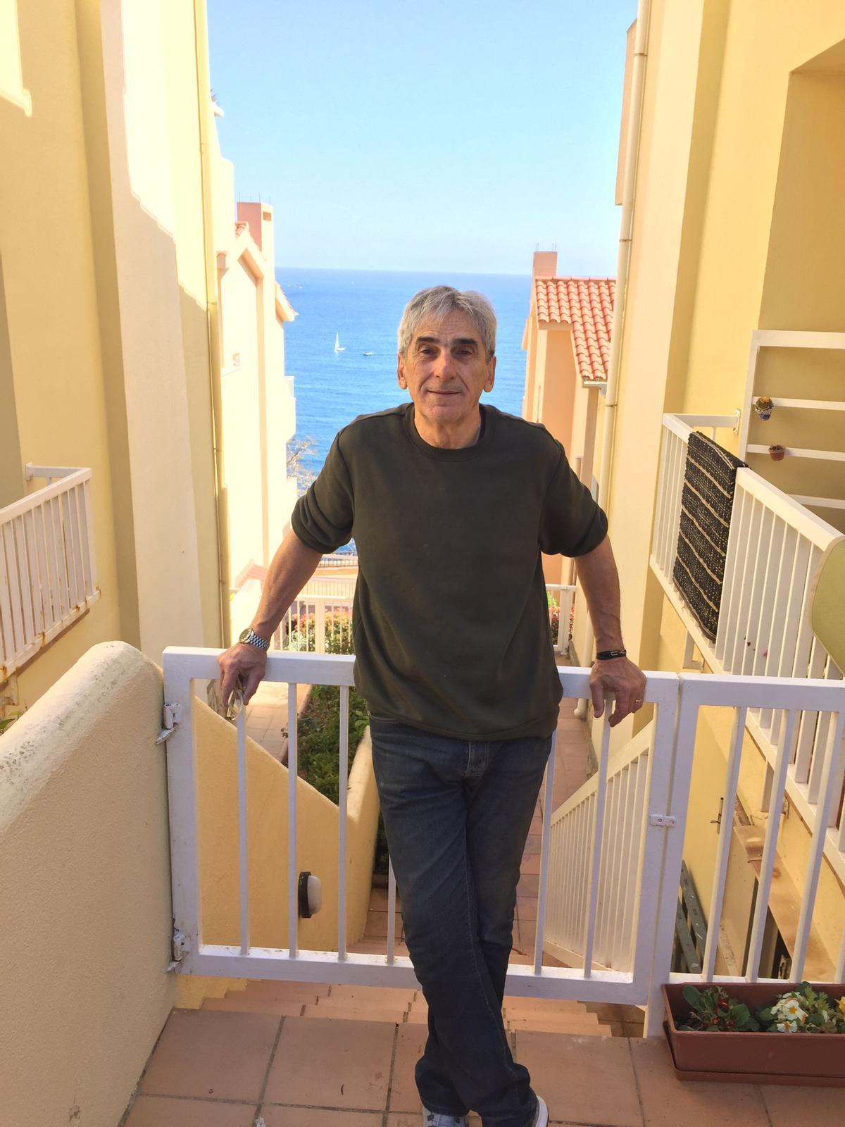 Juan Mora a Sant Feliu de Guíxols, on viu des de fa set anys.