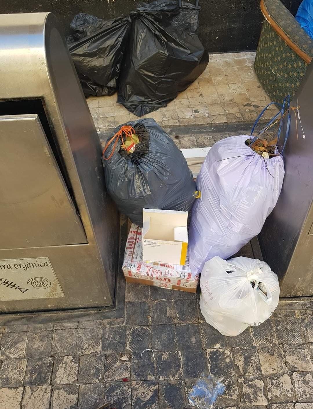 Quejas por los orines y la basura en la calle Corretgeria de Xàtiva.