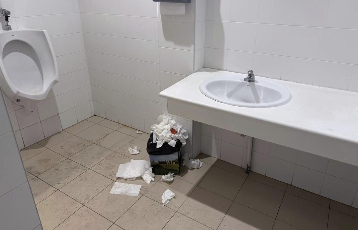 Estado del interior de un aseo del edificio municipal